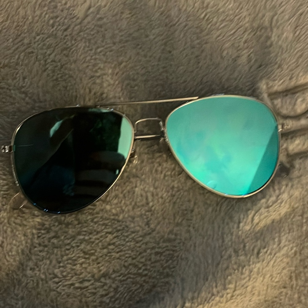 Stylish Aviator Sunglasses with Blue Lenses